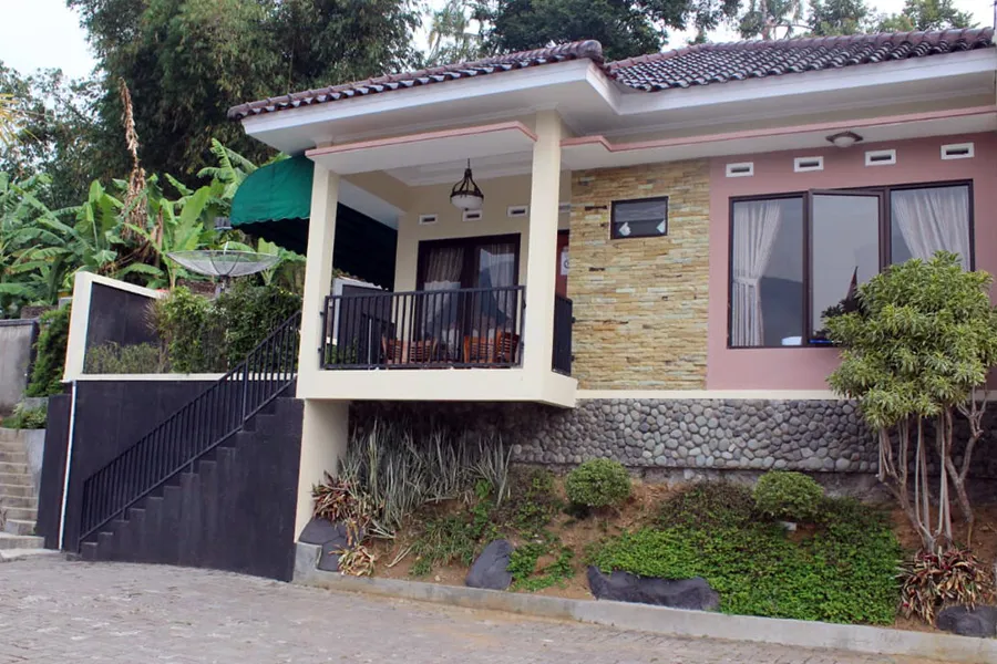 Villa Cisarua 001B, Tugu